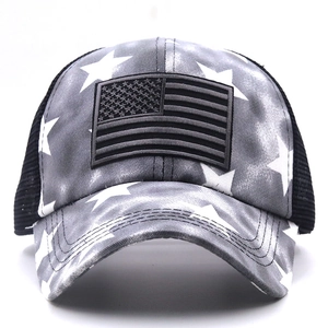 Détail d'une casquette de baseball vintage avec motifs étoilés et écusson drapeau US