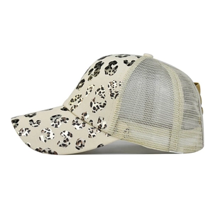 Casquette de baseball léopard pour femme avec ouverture queue de cheval et filet aéré