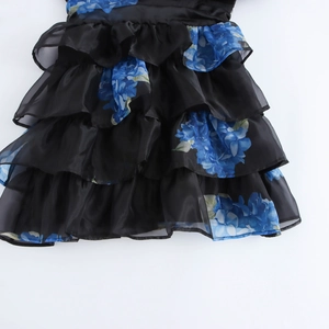 Abito corto francese in organza con scollo a V, stampa floreale e volant a strati in nero