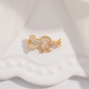 Fermoir fleur en argent S925 serti de zircons sur un support en céramique blanche