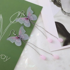Détails de boucles d'oreilles papillon à pompons longs avec ailes en tulle et gouttes roses