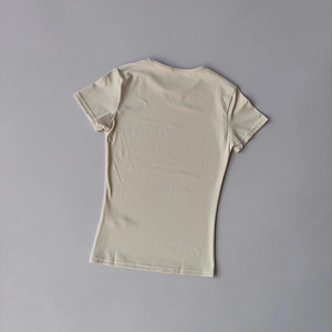 Flach liegendes Yoga-T-Shirt mit schmaler Passform, Rundhalsausschnitt und feinen Nähten