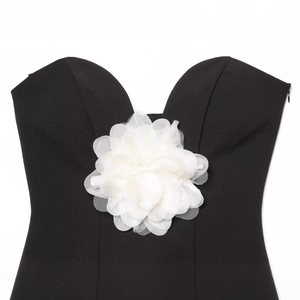 Haut bustier noir orné d'une grande fleur en maille blanche 3D sur la poitrine