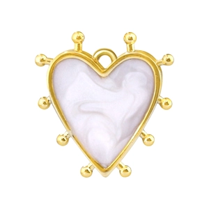 Détail du pendentif en cœur plaqué or avec résine marbrée blanche et bordure perlée