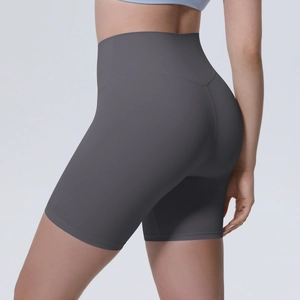 Gros plan du short de yoga taille haute avec couture galbante et tissu respirant