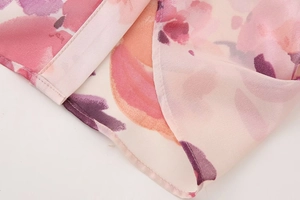 Dettaglio macro dell'orlo con stampa floreale e cuciture precise sulla gonna