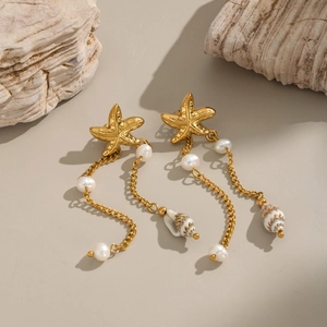 Eleganti orecchini a stella marina dorati con perle d'acqua dolce e nappine di conchiglie