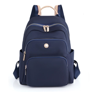 Zaino grande blu marino in nylon con tasche multiple e dettaglio di perla elegante