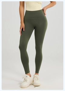 Détail du legging de yoga vert olive à taille haute avec contrôle du ventre