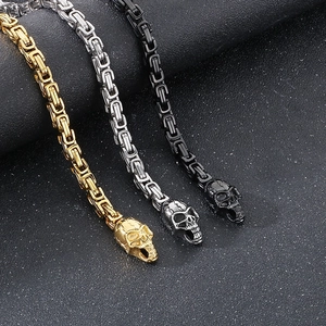 Bracciali a catena bizantina con pendenti a teschio nei colori oro, argento e nero