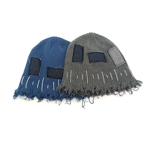 Vintage-Strickmütze mit Denim-Patches und Fransenbesatz in Blau und Grau meliert