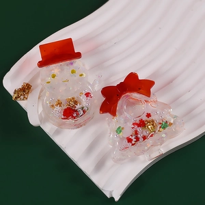 Detalle de colgantes de resina de muñeco de nieve y árbol de Navidad con purpurina y perlas
