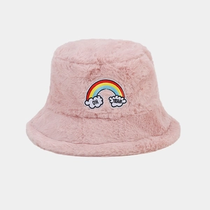 Détail du chapeau bob en peluche rose avec broderie arc-en-ciel et texture douce