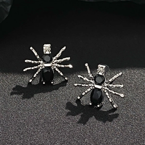 Gothische silberne Spinne Ohrstecker mit schwarzen Edelsteinen und Glitzerkristallen