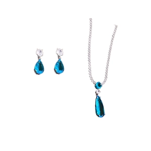 Elegantes Set aus Silberkette und Ohrringen mit blauen Zirkonia-Tropfen auf weißem Hintergrund