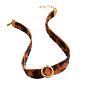 Collana choker corta in velluto leopardato con anello dorato e catena regolabile