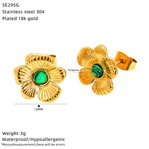 Détails des boucles d'oreilles fleur plaquées or 18k avec turquoise et dimensions 12mm