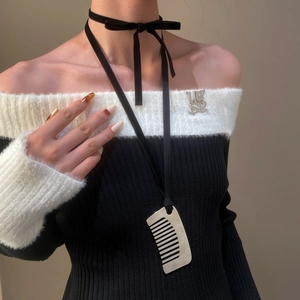 Collar con colgante de peine plateado en cinta de terciopelo negro y jersey de rayas