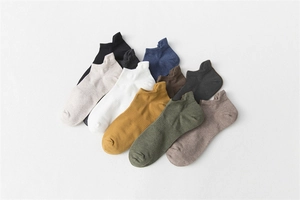 Detaillierte fächerförmige Anordnung bunter Baumwollsocken mit geripptem Mittelfuß-Support