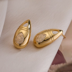 18K vergulde druppel oorknopjes met pavé zirkoon op een elegante zijden achtergrond
