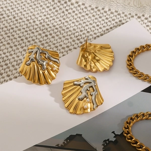 Elegante gouden schelpoorbellen met koraal- en parelaccenten op een witte presentatiekaart