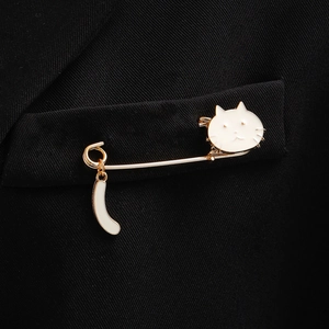 Cute Japanese Style Cat Brooch Zinc Alloy Enamel Drip Safety Pin Animal Swing Tail Clothing Accessories For Women Men Gift