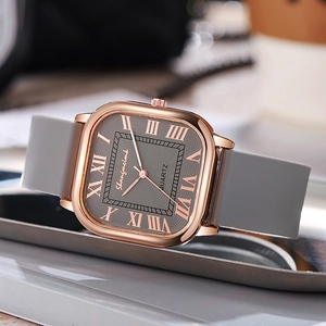 Montre à quartz carrée élégante avec boîtier en or rose, bracelet gris et chiffres romains