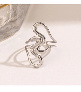Vue détaillée d'une bague vague argentée avec un design ouvert et réglable moderne