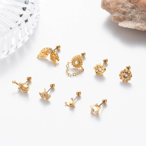 Set mit 8 goldenen Piercings mit Schmetterlings-, Blumen- und Sternmotiven im Detail