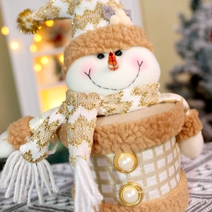Dettaglio macro del pupazzo di neve con cappello dorato e bottoni perlati per Natale