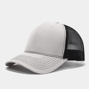 Detail van grijze twill stof en zwart gaas op een ademende trucker snapback pet