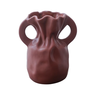 Braune Keramikvase im Handtaschendesign mit Faltenstruktur für moderne Dekoration