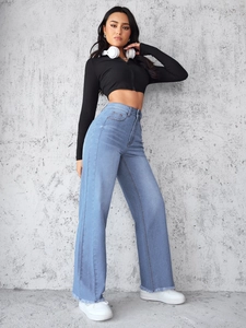 Detail van lichtblauwe jeans met hoge taille, wijde pijpen, middennaad en onafgewerkte zoom