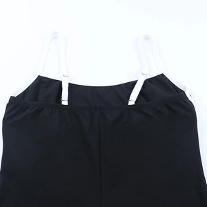 Dettaglio delle spalline regolabili e della trama in maglia sul body bicolore sexy