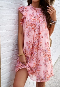 Détails de la robe fleurie sans manches en mousseline rose avec encolure à volants
