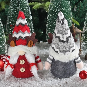 Gnomes de Noël avec bois de renne et bonnets tricotés en rouge et gris, décor de fête