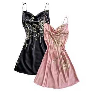 Robe nuisette en satin avec col bénitier et imprimé floral en noir et rose