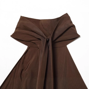 Κομψό σκούρο καφέ εξώπλατο τοπ με υφή twill και λεπτομέρεια με δέσιμο στο λαιμό