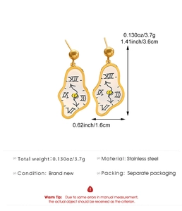 Vista detallada de pendientes de reloj derretido dorado con dimensiones de 3,6 cm
