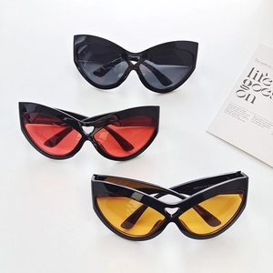 Oversized cat eye sunglasses for women and men featuring hollow heart design on black frame