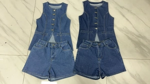 Completo con gilet di jeans senza maniche e pantaloncini a vita alta in blu chiaro e medio