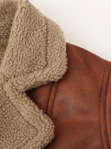 Détail du col en polaire et du tissu en daim marron sur cette veste mode pour femme