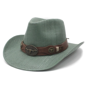 Detail eines grünen Cowboyhuts aus Stroh mit Lederband und Bullenkopf-Metallabzeichen