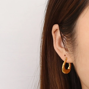 Fashionable 18k gold plated stainless steel U-shaped textured hoop earrings for women