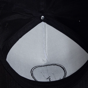 Vista interna del cappellino da baseball in camoscio nero con rinforzo in rete bianca