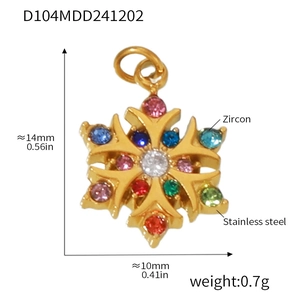 Vue détaillée du pendentif flocon doré avec des pierres en zircon colorées et un bélière