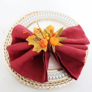 Rond de serviette d'automne avec citrouilles et feuilles d'érable sur set de table