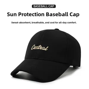Gros plan de la broderie dorée Central sur la casquette de baseball en coton noir