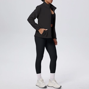 Set yoga nero tre pezzi con giacca con zip e leggings a vita alta su modella
