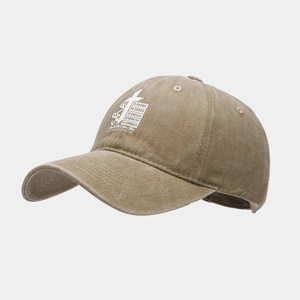 Détail d'une casquette en coton kaki délavé avec typographie artistique sérigraphiée